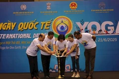 Ban Tổ chức thực hiện nghi lễ khởi động Ngày Quốc tế Yoga 2025. (Ảnh: BTC)