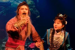 Nghệ sĩ Võ Minh Lâm trong vai Nguyễn Địa Lô (bên trái ảnh), vở cải lương Bức ngôn đồ Đại Việt, công diễn ngày 11/10/2025. 