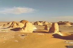 Ở chân các đồi trầm tích, cát vẫn màu vàng nâu.