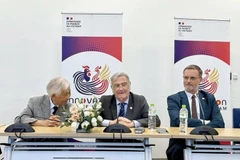 Nhà khoa học đạt giải Nobel vật lý - Serge Haroche (người ngồi giữa) chia sẻ trong khuôn khổ Diễn đàn Khai phóng tiềm năng đổi mới sáng tạo và công nghệ lượng tử Việt Nam - Pháp. 