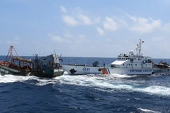 Lực lượng chức năng Cảnh sát biển Việt Nam truy đuổi tàu cá vi phạm vùng biển khai thác.