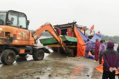 Tàu cá của ngư dân Nghệ An bị mắc cạn khi đang trên đường vào cảng Lạch Vạn.