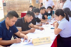 Nhiều công việc chờ người lao động tại phiên giao dịch việc làm xã Tiến Thắng (Hà Nội).