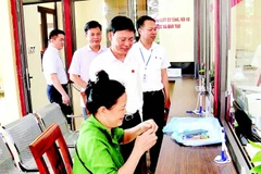 Đoàn khảo sát thị sát Trung tâm phục vụ hành chính công của xã Hòa Lạc. (Ảnh LÊ HẢI)