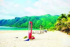 Côn Đảo có những bãi biển phẳng, cát trắng mịn và làn nước trong xanh, là điểm đến hấp dẫn du khách.