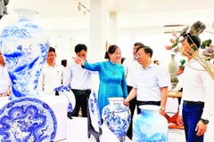 Sở Công thương Hà Nội trưng bày, giới thiệu các sản phẩm gốm sứ Bát Tràng.