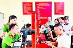 Công an phường Yên Bái hướng dẫn người dân đến làm căn cước công dân.