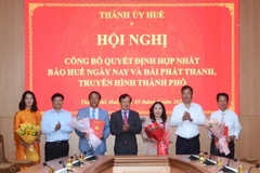 Lãnh đạo thành phố trao quyết định thành lập Trung tâm Truyền thông thành phố Huế và các quyết định về công tác cán bộ tại trung tâm này.