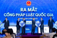 Chủ tịch Quốc hội Trần Thanh Mẫn và các đồng chí lãnh đạo các bộ, ngành thực hiện nghi thức ra mắt Cổng Pháp luật quốc gia phiên bản chính thức tại địa chỉ phapluat.gov.vn