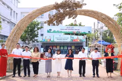 Các đại biểu cắt băng khánh thành Trạm Thu hồi vật liệu tái chế tại phường Tân Mỹ, TP Hồ Chí Minh.