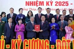 Đồng chí Nguyễn Trọng Nghĩa, Ủy viên Bộ Chính trị, Bí thư Trung ương Đảng, Trưởng ban Tuyên giáo và Dân vận Trung ương thay mặt Bộ Chính trị trao quyết định cho đồng chí Ngô Chí Cường. 