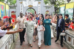 Người dân Thủ đô chào đón Phu nhân Tổng Bí thư Tô Lâm cùng Phu nhân Bí thư Thứ nhất, Chủ tịch nước Cộng hòa Cuba.