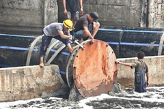 Công nhân mở hai đường ống dẫn nước từ hồ Tây về sông Tô Lịch.