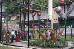 Những mảnh xác máy bay và vỏ bom được sắp đặt thành không gian nghệ thuật.