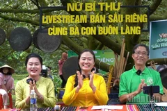 Nữ Bí thư Đảng ủy xã Ea Knuếc Ngô Thị Minh Trinh (giữa) tại chương trình “Nữ Bí thư livestream bán sầu riêng cùng bà con buôn làng”.