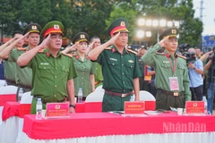 Các đại biểu chào cờ và hát Quốc ca.