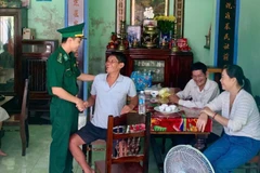 Cán bộ, chiến sĩ Đồn Biên phòng Xuân Đài đến thăm ông Trần Ngọc Thạch.