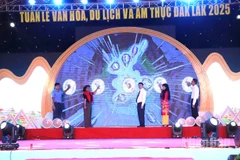 Các đại biểu ấn nút khai mạc Tuần lễ văn hóa, du lịch và ẩm thực Đắk Lắk 2025.