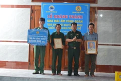 Đại tá Rơ Lan Ngân, Phó Chính ủy Ban Chỉ huy Bộ đội Biên phòng tỉnh Đắk Lắk trao tặng kinh phí hỗ trợ gia đình đồng chí Nguyễn Tấn Ngọc.