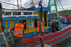 Cán bộ, chiến sĩ Đồn Biên phòng Xuân Hòa tuyên truyền, kêu gọi ngư dân không ra khơi trong thời điểm nguy hiểm.