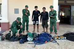 Đồn Biên phòng Hòa Hiệp Nam lập biên bản vi phạm hành chính và tịch thu tang vật vi phạm.