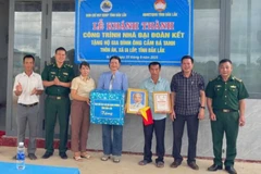 Đại diện Đồn Biên phòng Ea H’leo và chính quyền địa phương trao Nhà “Đại đoàn kết” tặng gia đình ông Cầm Bá Tanh.