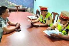 Tài xế H.V.H. làm việc với Phòng Cảnh sát giao thông, Công an tỉnh Đắk Lắk.