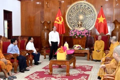 Bí thư Tỉnh ủy Cà Mau Nguyễn Hồ Hải (đứng, áo sơ mi trắng) tiếp đoàn công tác của Ban Thường trực Hội đồng Trị sự Giáo hội Phật giáo Việt Nam.