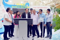 Bí thư Tỉnh ủy Cà Mau Nguyễn Hồ Hải (mặc comle) tham gian khu vực hình ảnh số tại gian trưng bày tỉnh Cà Mau. 