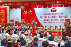 Đại diện các cháu thiếu nhi chúc mừng Đại hội đại biểu lần thứ nhất Đảng bộ xã Hồng Dân, nhiệm kỳ 2025-2030.