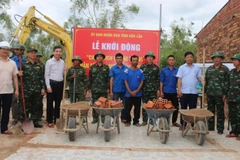 Các đồng chí lãnh đạo tỉnh Đắk Lắk cùng các đơn vị thi công và nhân dân tại lễ khởi động.