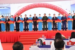 Phó Chủ tịch Quốc hội Trần Quang Phương và các đại biểu bắt băng khánh thành Dự án đầu tư xây dựng đường Hồ Chí Minh đoạn tránh phía đông thành phố Buôn Ma Thuột và thông xe kỹ thuật Dự án thành phần 3 Dự án đầu tư xây dựng đường bộ cao tốc Khánh Hòa-Buôn Ma Thuột.