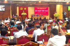 Các đại biểu Hội đồng nhân dân tỉnh Đắk Lắk dự kỳ họp biểu quyết thông qua nghị quyết.