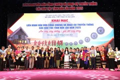 Lãnh đạo Sở Văn hóa, Thể thao và Du lịch tỉnh Đắk Lắk tặng hoa và biểu trưng cho các đoàn tham gia liên hoan.