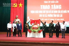 Lãnh đạo Tỉnh ủy Đắk Lắk và Bộ Chỉ huy Quân sự tỉnh Đắk Lắk trao tặng tượng chân dung Chủ tịch Hồ Chí Minh cho 102 xã, phường trên địa bàn tỉnh.