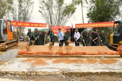 Các đồng chí lãnh đạo Quân khu 5 và lãnh đạo tỉnh Đắk Lắk động thổ xây dựng nhà cho nhân dân vùng xã, xã Hòa Thịnh.