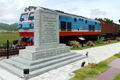 Di tích “Bia ghi dấu Mối nối ray cuối cùng đường sắt xuyên Đông Dương tại Km1221”, nằm dưới chân Đèo Cả, thuộc thôn Hảo Sơn Bắc, xã Hòa Xuân, tỉnh Đắk Lắk.