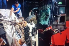 Người dân địa phương phá cửa xe đưa 2 nạn nhân trên xe tải ra ngoài đưa đi cấp cứu.