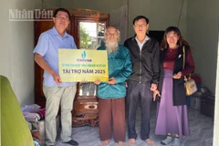 Được sự ủy quyền của lãnh đạo Báo Nhân Dân và PetroVietnam, nhà báo Nguyễn Công Lý, Trưởng văn phòng đại diện Báo Nhân Dân tại Đắk Lắk trao tặng nhà Đại đoàn kết cho hộ ông Hộ ông Nguyễn Như Ý, ở thôn 4, xã M’Drắk.