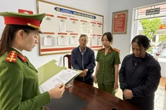 Cơ quan điều tra tống đạt các quyết định tố tụng đối với bị can Đoàn Uyên Thao. (Ảnh: CTV)