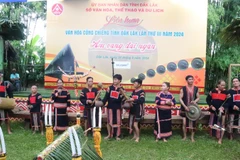 Các nghệ nhân, diễn viên dân gian biểu diễn tại Liên hoan Văn hóa cồng chiêng tỉnh Đắk Lắk lần thứ III năm 2024.