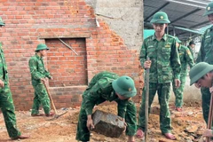 Cán bộ, chiến sĩ Đồn Biên phòng Hòa Hiệp Nam đang thi công phần móng cho gia đình ông Trần Thế Lâm ở phường Hòa Hiệp.