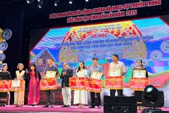 Ban tổ chức liên hoan trao giải cho các đoàn đạt giải.