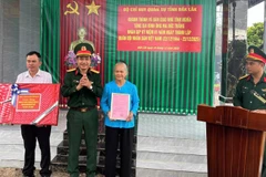 Đại tá Ksơr Lành, Phó Chính ủy Bộ Chỉ huy Quân sự tỉnh Đắk Lắk trao quyết định bàn giao nhà tình nghĩa và tặng quà cho gia đình ông Ma Đức Thắng.