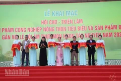 Lãnh đạo Sở Công thương tỉnh Đắk Lắk và các đại biểu cắt băng khai trương hội chợ-triển lãm.