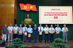 Đồng chí Bí thư Thành ủy Huế Lê Trường Lưu tặng tập sách cho các đồng chí lãnh đạo thành phố qua các thời kỳ. (Ảnh: Đ.Quang)