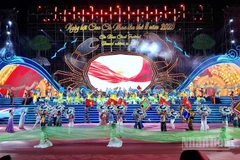 Tiết mục văn nghệ tổng hợp mở màn Khai mạc Ngày hội Cua Cà Mau lần thứ II, năm 2025.