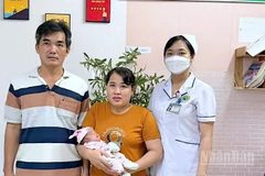 Gia đình sản phụ có bé gái sinh cực non được cứu sống thành công tại Cà Mau trước ngày xuất viện.
