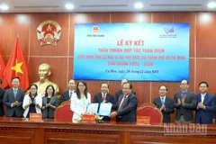 Đại diện lãnh đạo Ủy ban nhân dân tỉnh Cà Mau (bên phải) và Đại học Quốc gia Thành phố Hồ Chí Minh ký kết hợp tác vào sáng 16/11.