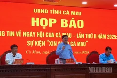 Phó Chủ tịch Ủy ban nhân dân tỉnh Cà Mau Lê Văn Sử (giữa) phát biểu tại buổi họp báo.
